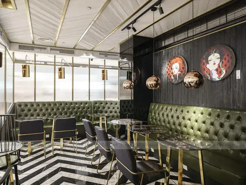 Balcão de atendimento em madeira dourada com bar de bebidas vibrante para quiosques de café em shoppings. 1