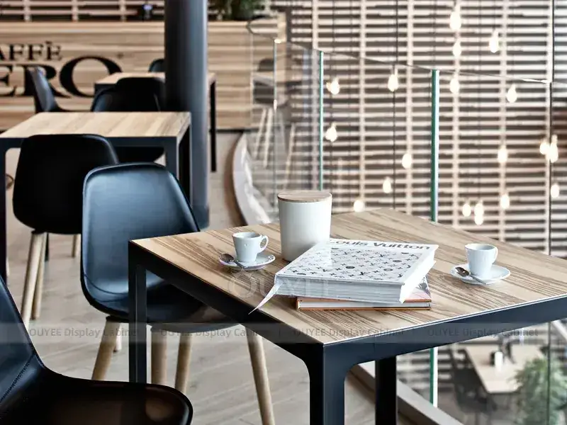 Comptoir vitrine orange en bois pour boulangerie-café avec auvent lumineux à lumière chaude et panneaux de menus 1