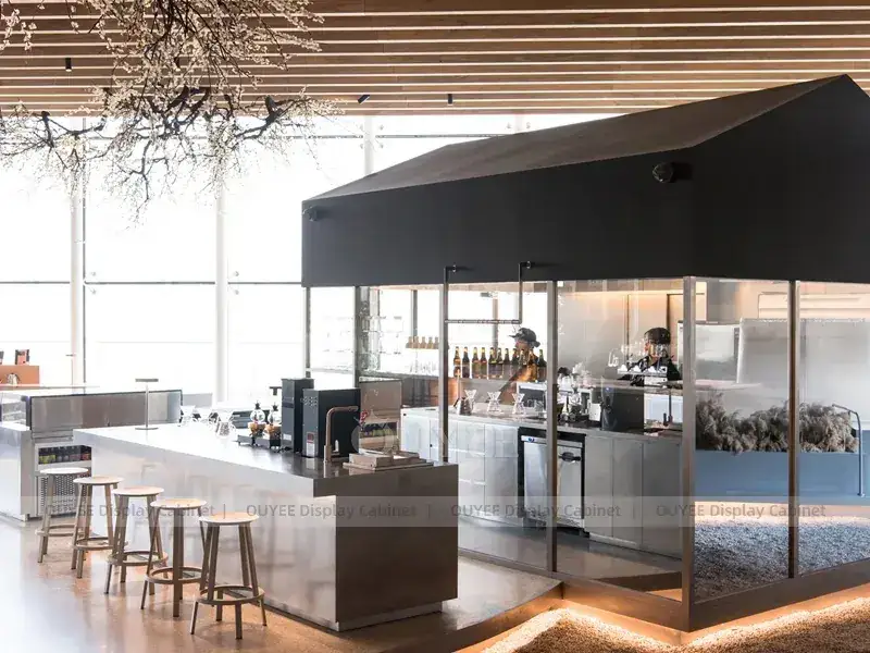 Aménagement intérieur de café en bois orange avec garnitures dorées et vitrine en verre pour kiosques à café de centre commercial 1