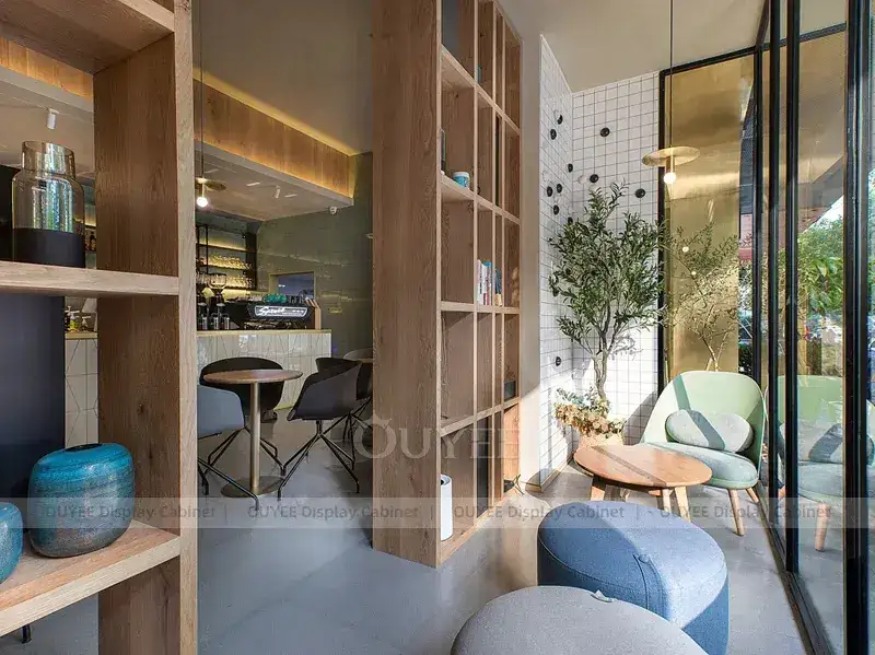 Comptoir de présentation pour café de boulangerie, couleur bois doré, avec façade jaune et mur de bouteilles, pour kiosques à café de centres commerciaux. 1