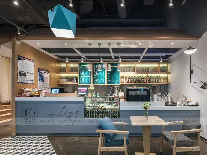 Comptoir de service de café bleu aux tons boisés avec auvent à lumière chaude et panneaux de menus 1