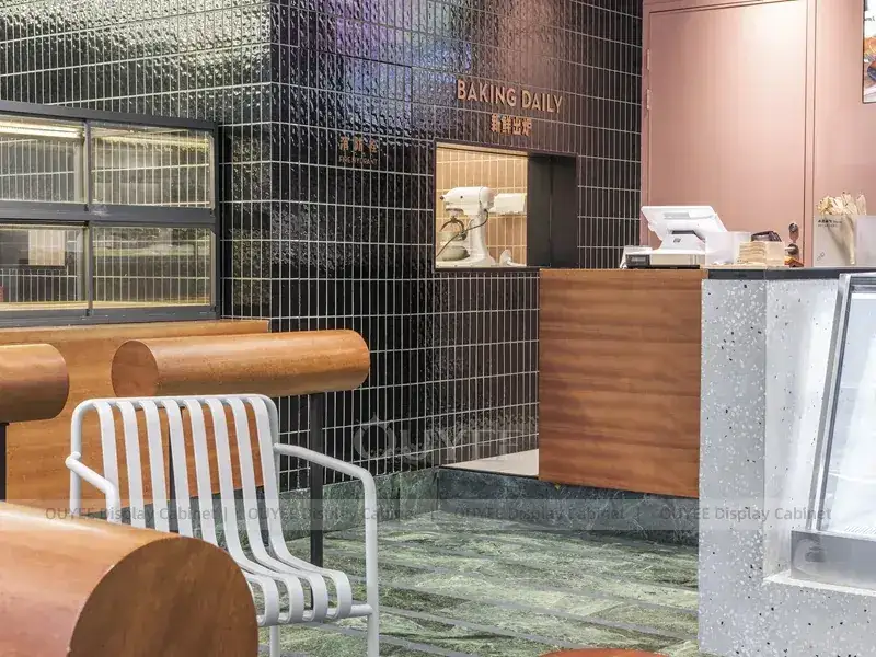 Aménagement intérieur de café en bois blanc avec garnitures dorées et vitrine en verre pour kiosques à café de centre commercial 1