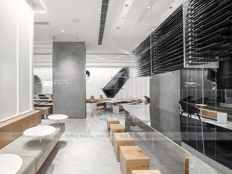 Arredamento interno per caffetteria in tonalità legno bianco con luminoso bancone per il servizio di bevande, ideale per chioschi di caffè nei centri commerciali. 1