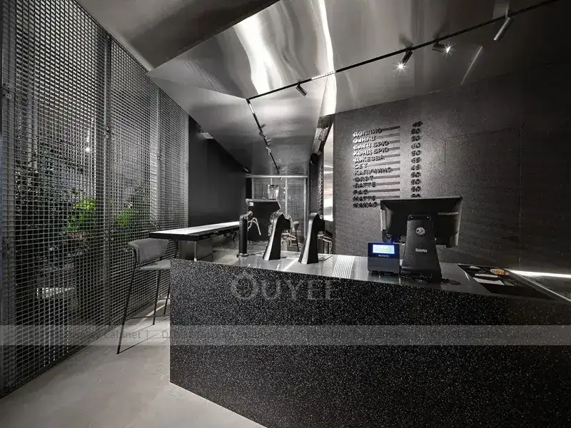 Mobiliário de interiores para cafeteria em tons de madeira preta com vitrine curva para sobremesas. 1