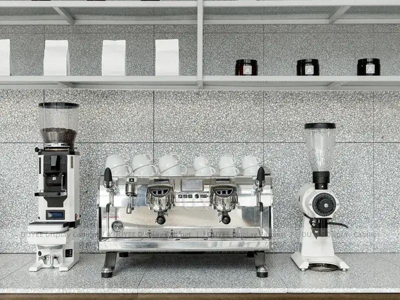 Comptoir de service de café en bois doré avec garniture dorée et vitrine en verre pour kiosques à café de centre commercial 1