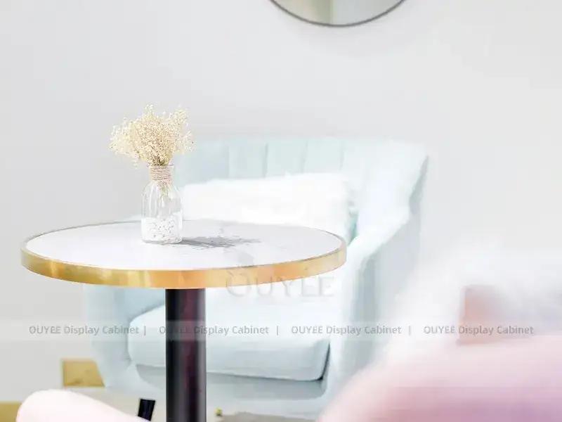 تجهيزات داخلية لمقاهي ذات لون خشبي أبيض مع إضاءة دافئة، مظلة وقوائم طعام لأكشاك القهوة في مراكز التسوق 1