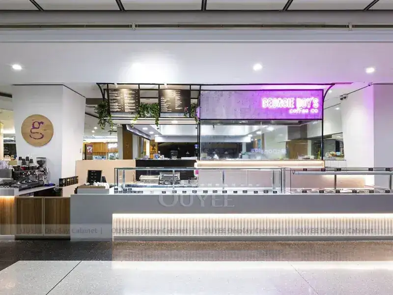 Kaffeekiosk in Weißholzoptik mit heller Getränkebar für unabhängige Café-Projekte 1