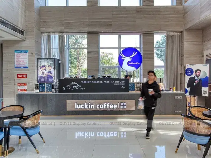 Comptoir de café en bois doré avec auvent lumineux et panneaux de menu pour projets de cafés indépendants 1