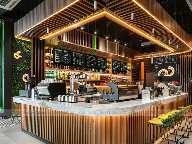 Comptoir de café en bois doré avec garniture dorée et vitrine en verre pour projets de cafés indépendants 1
