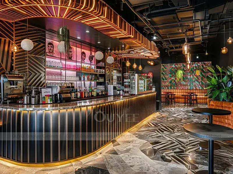 Kiosk-Theke in Holzoptik mit goldener Oberfläche und heller Getränkebar für unabhängige Café-Projekte 1