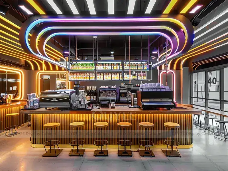 Comptoir de kiosque à café en bois doré avec bordure dorée et vitrine en verre pour kiosques à café de centres commerciaux 1