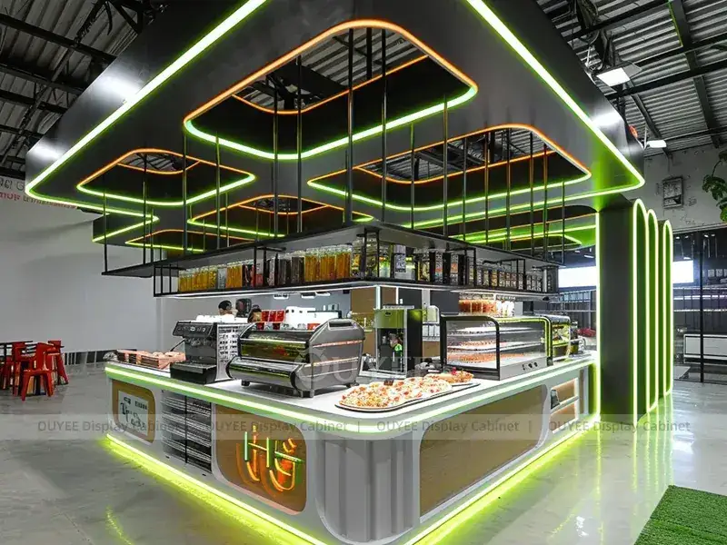 Kiosktheke in Holzoptik mit goldener Oberfläche und beleuchteten Flaschenregalen für unabhängige Café-Projekte 1