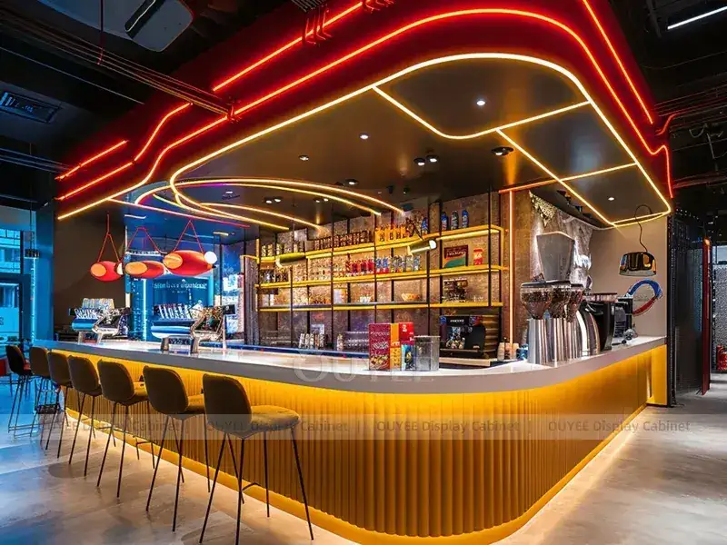 Comptoir de café en bois doré avec façade jaune et mur de bouteilles pour comptoirs de thé à bulles 1