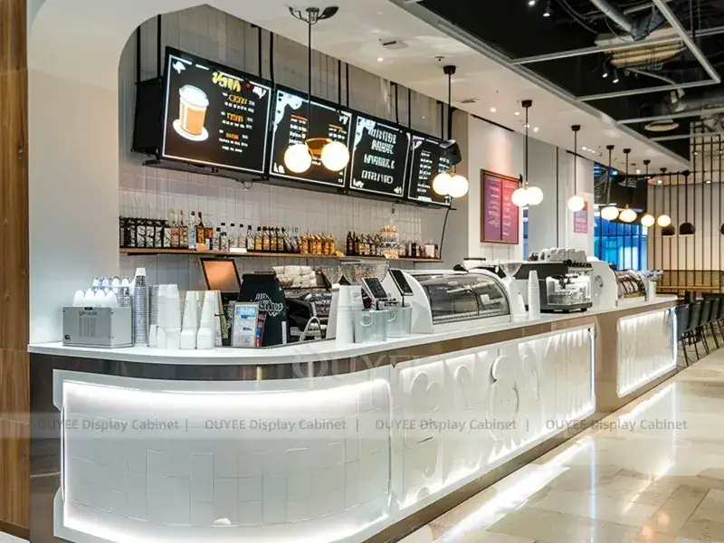 Kiosktheke in Holzoptik mit orangefarbenem Dekor und heller Getränkebar für unabhängige Café-Projekte 1