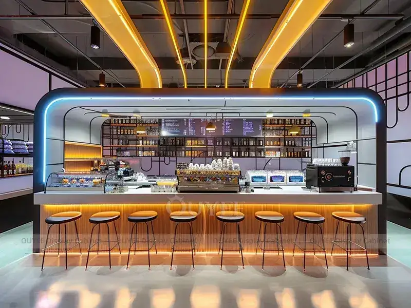 Kiosk-Theke in Holzoptik, orange, mit warmem Lichtdach und Menütafeln für Bubble-Tea-Theken 1
