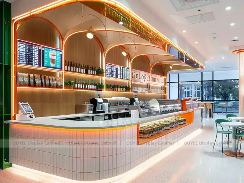 Comptoir de café en bois doré avec auvent lumineux et panneaux de menu pour îlots de service compacts 1