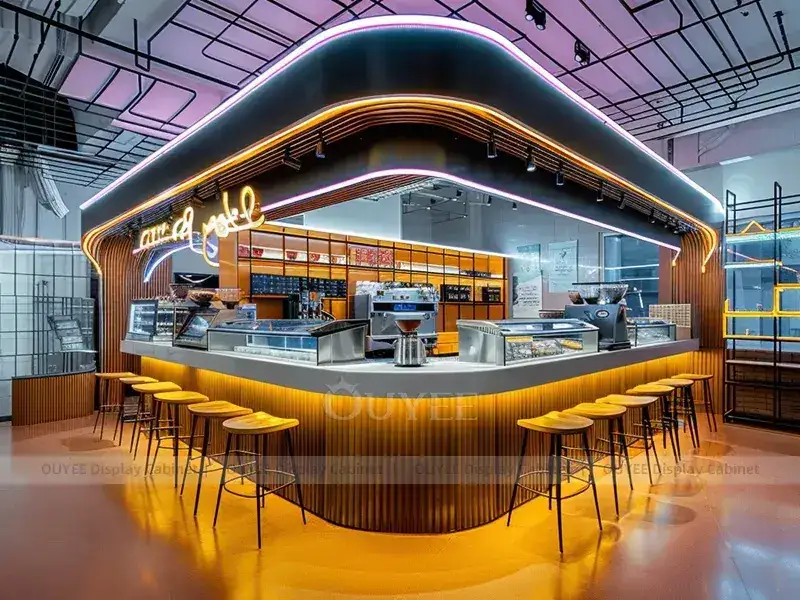 Balcão de quiosque de cafeteria em tom dourado amadeirado com bar de bebidas brilhante para serviço de sobremesas. 1