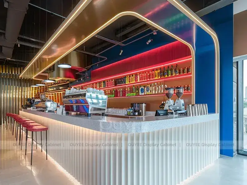 Comptoir de café orange aux tons boisés avec auvent à lumière chaude et panneaux de menu pour îlots de service compacts 1