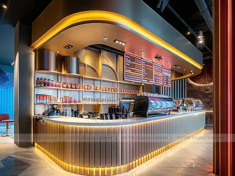 Comptoir de café en bois doré avec garniture dorée et vitrine en verre pour les magasins de boissons à emporter 1