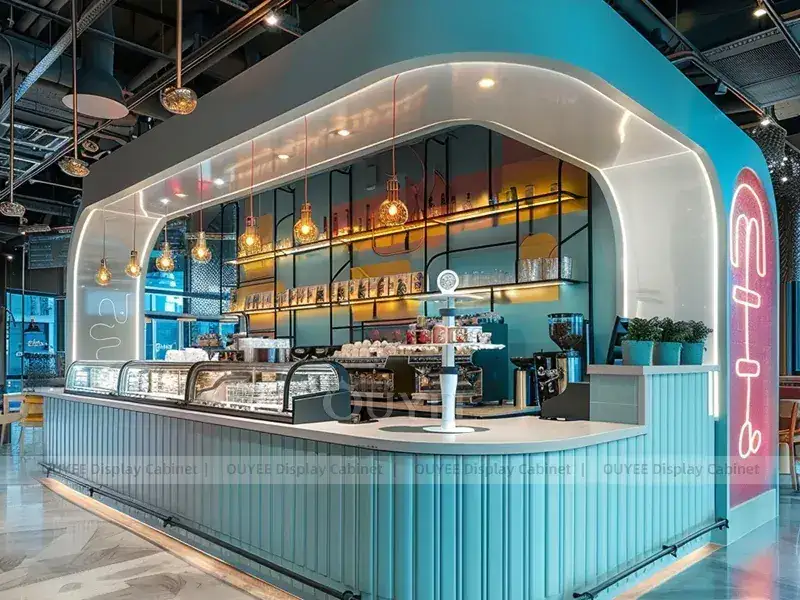 Balcão de quiosque de cafeteria em tom dourado amadeirado com cobertura de luz aconchegante e painéis de menu para cantinhos de café premium. 1