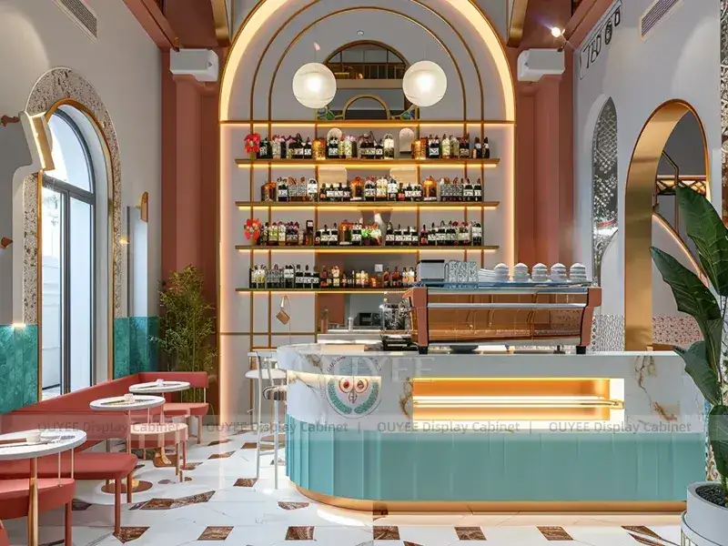 Comptoir de café en bois doré avec façade jaune et mur de bouteilles pour cafés de centres commerciaux 1