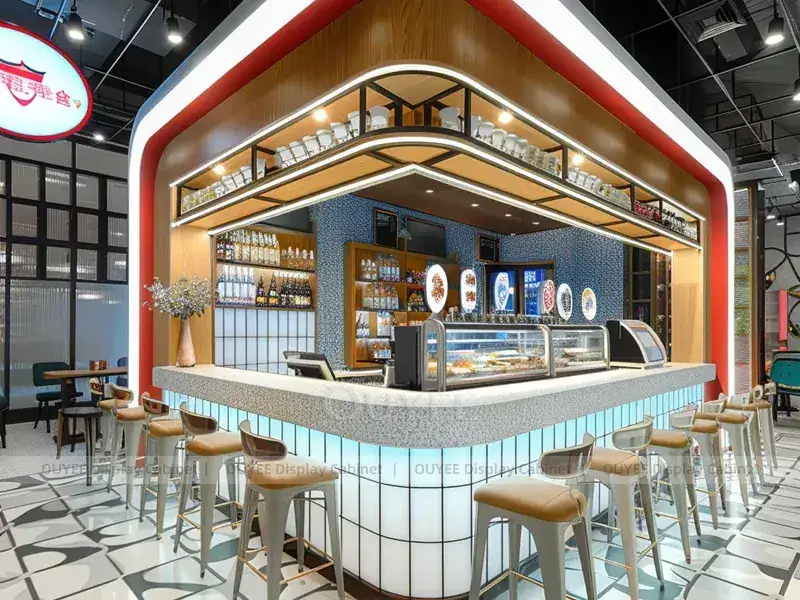 Roter Kiosk-Tresen in Holzoptik mit geschwungener Dessertvitrine für Bubble-Tea-Theken 1