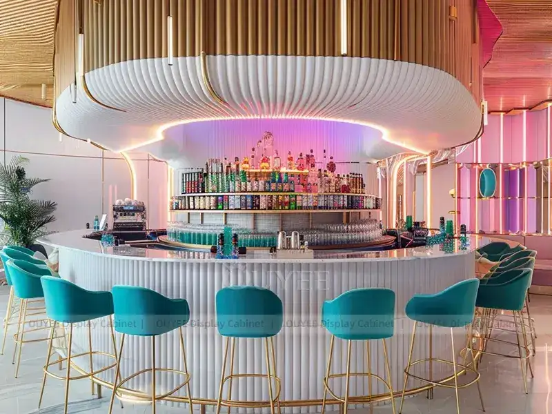 Roter Kiosk-Tresen in Holzoptik mit beleuchteten Flaschenregalen für Bubble-Tea-Theken 1