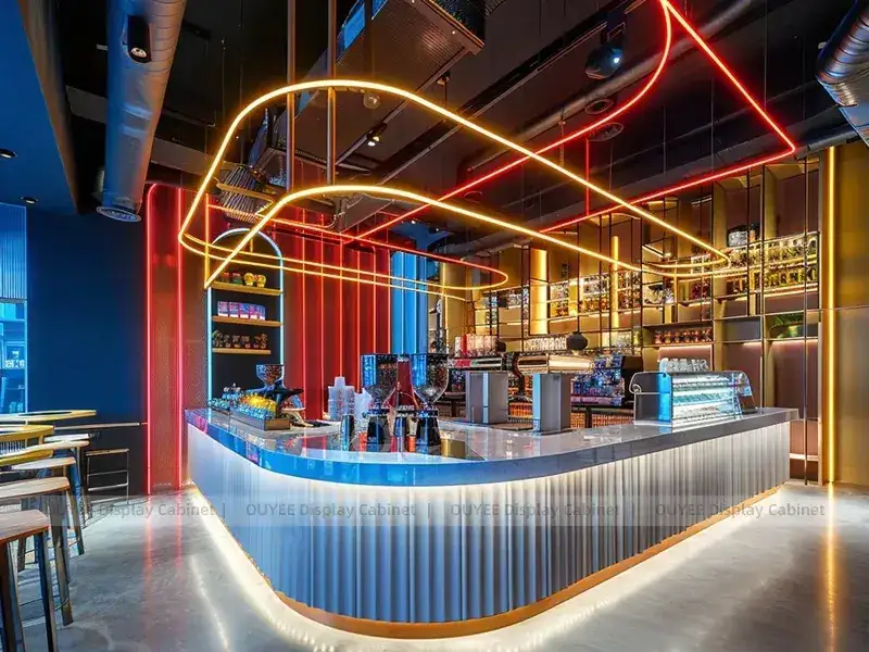Comptoir de café en bois doré avec bar à dosseret arqué et présentoir à menu pour projets de cafés indépendants 1