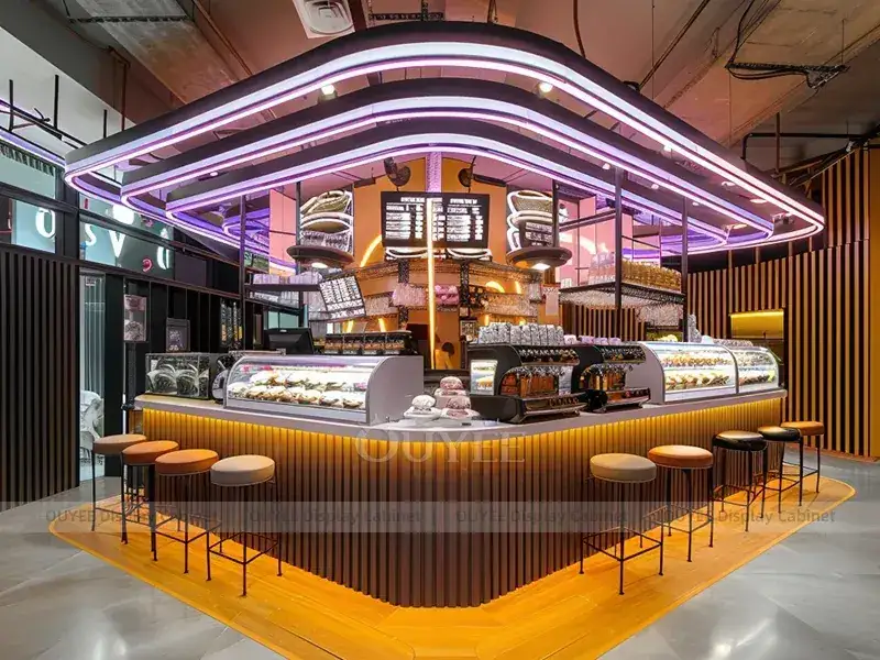 Comptoir de café en bois doré avec façade jaune et mur de bouteilles pour la rénovation de petits cafés 1