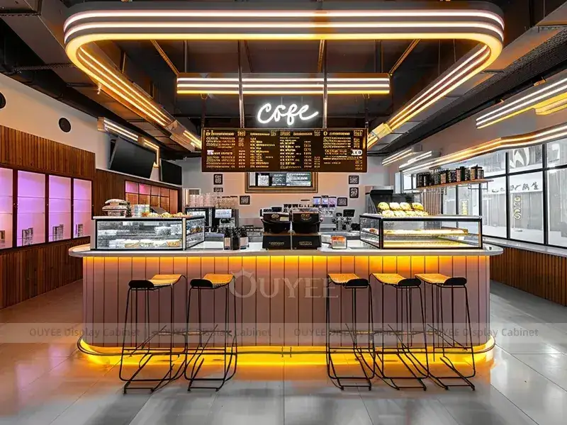 Comptoir de café en bois doré avec garnitures dorées et vitrine en verre pour un affichage chaleureux des menus 1