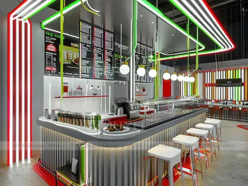 Comptoir de café en bois doré avec garniture dorée et vitrine en verre pour la rénovation de petits cafés 1