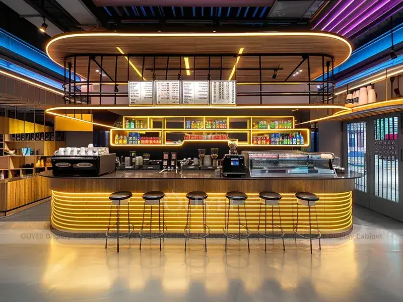 Comptoir de café orange ton bois avec façade jaune et mur de bouteilles pour cafés de centres commerciaux 1