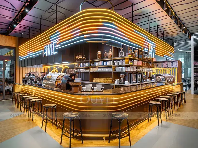Comptoir de café orange ton bois avec garniture dorée et vitrine en verre pour la rénovation de petits cafés 1