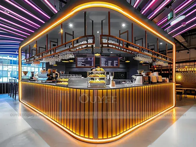 Comptoir de kiosque à café couleur bois doré avec garniture dorée et vitrine en verre pour le déploiement de chaînes de boissons 1