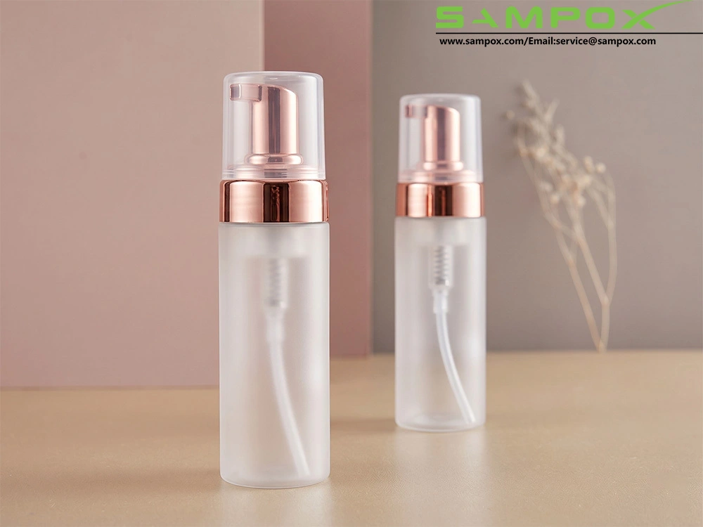 Elegante flacone con dosatore a pompa in PET satinato e schiuma, con dispenser color oro rosa. 1