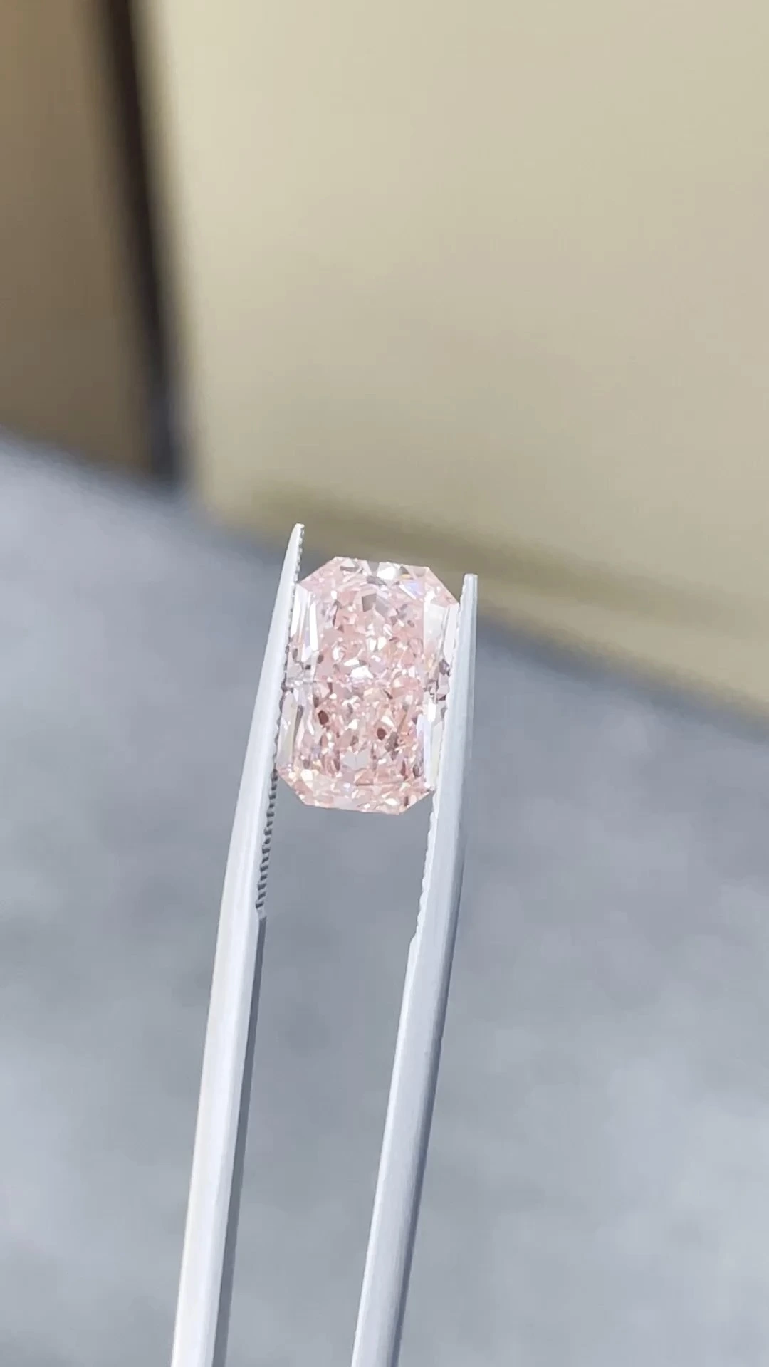 Fancy Intense Pink Radiant-Cut VVS2 Clarity Lab-Grown Diamond 4.61ct IGI:762538946 1