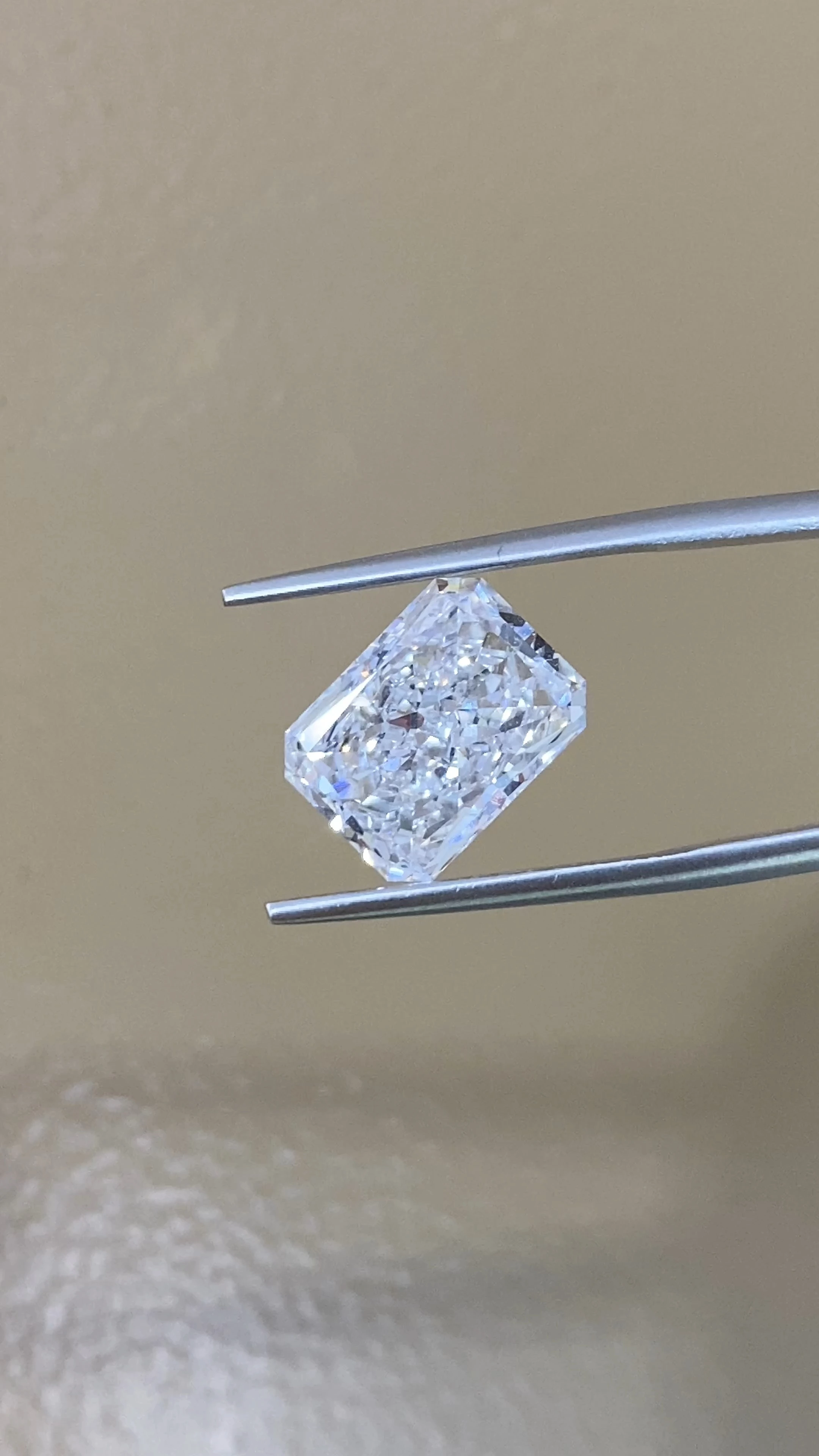 4.13 carat laboratory-grown diamond unset ring stone, accompanied by an IGI certificate, available to be paired with various jewelry styles at will 1