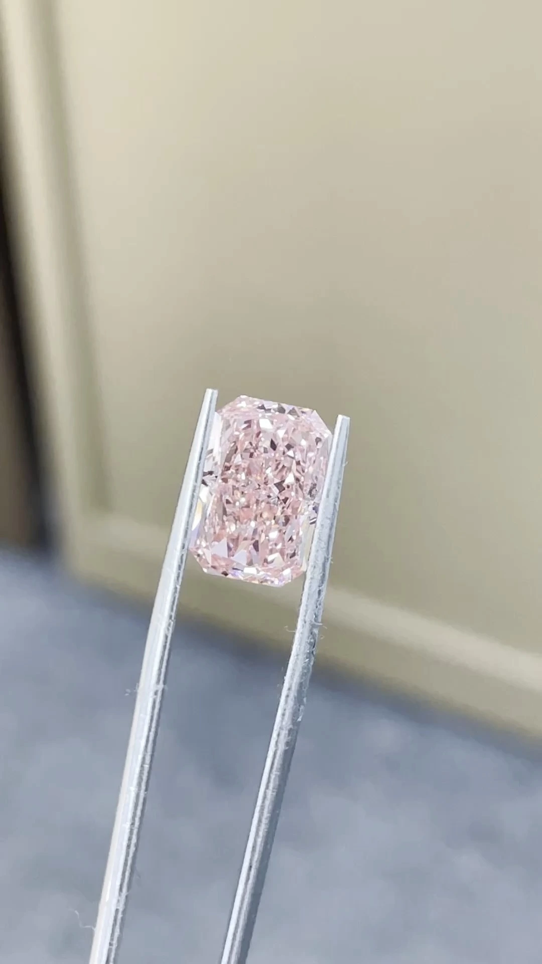 Fancy Intense Pink Radiant-Cut VS1 Clarity Lab-Grown Diamond 4.32ct IGI:772605642 1
