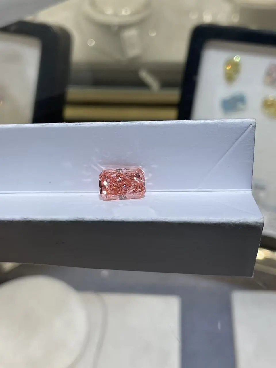 Fancy Intense Pink Radiant-Cut VS1 Clarity Lab-Grown Diamond 4.18ct IGI:769606561 1