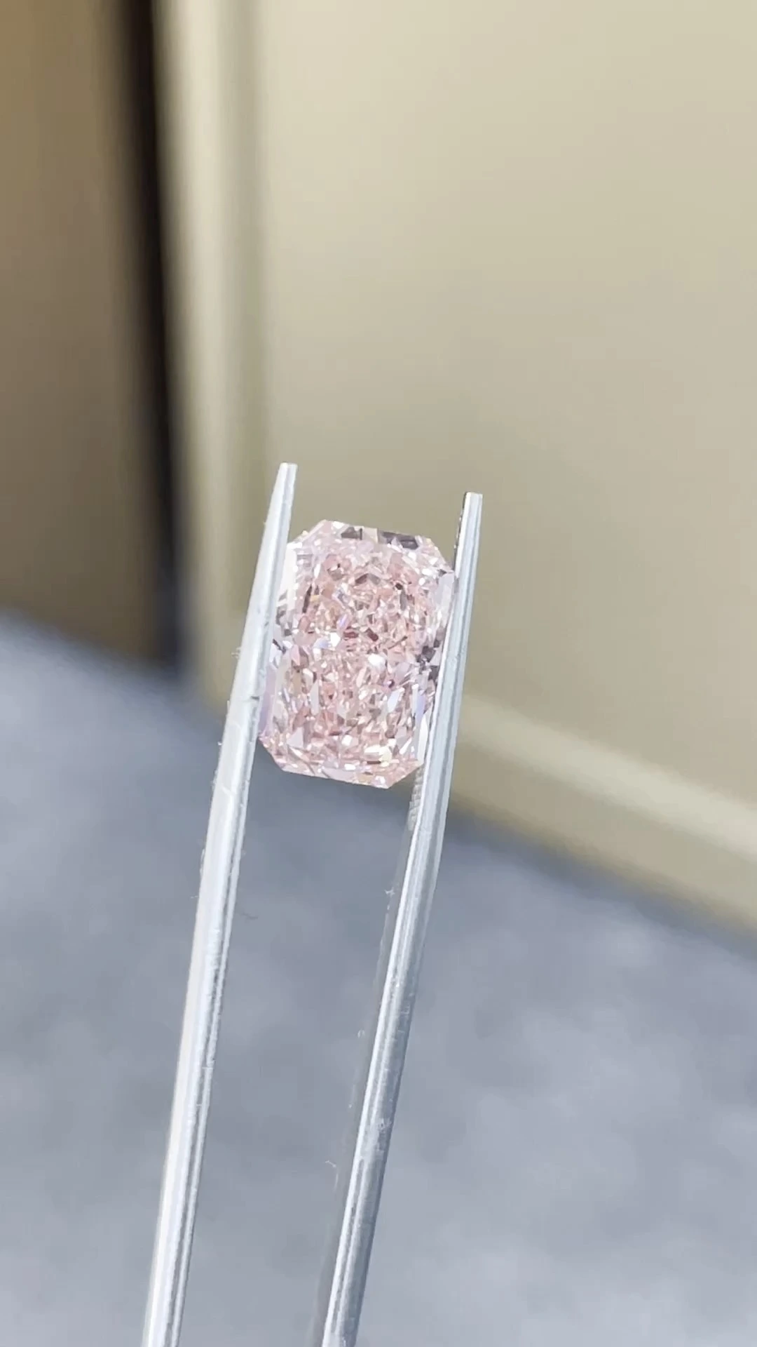 Fancy Intense Pink Radiant-Cut VS2 Clarity Lab-Grown Diamond 4.22ct IGI:772605625 1