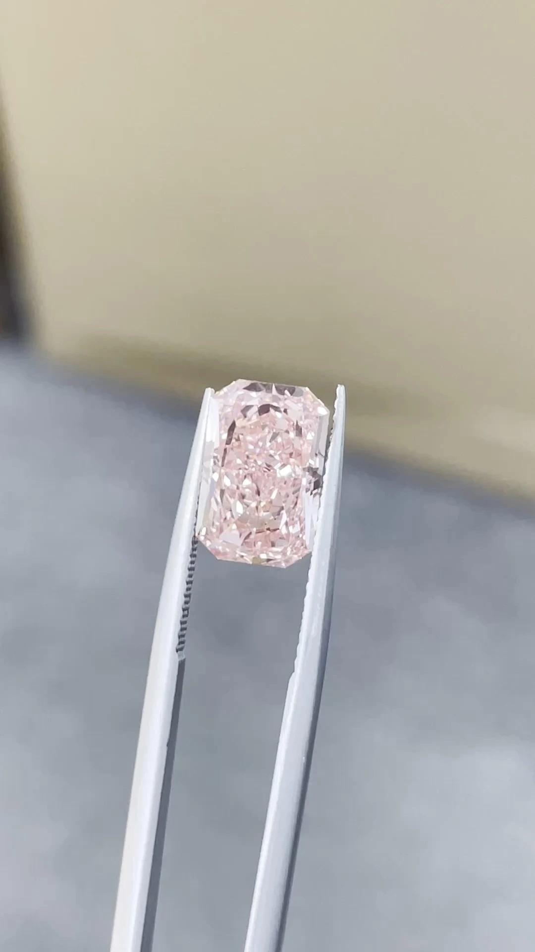 Fancy Intense Pink Radiant-Cut VS1 Clarity Lab-Grown Diamond 4.11ct IGI:762538948 1