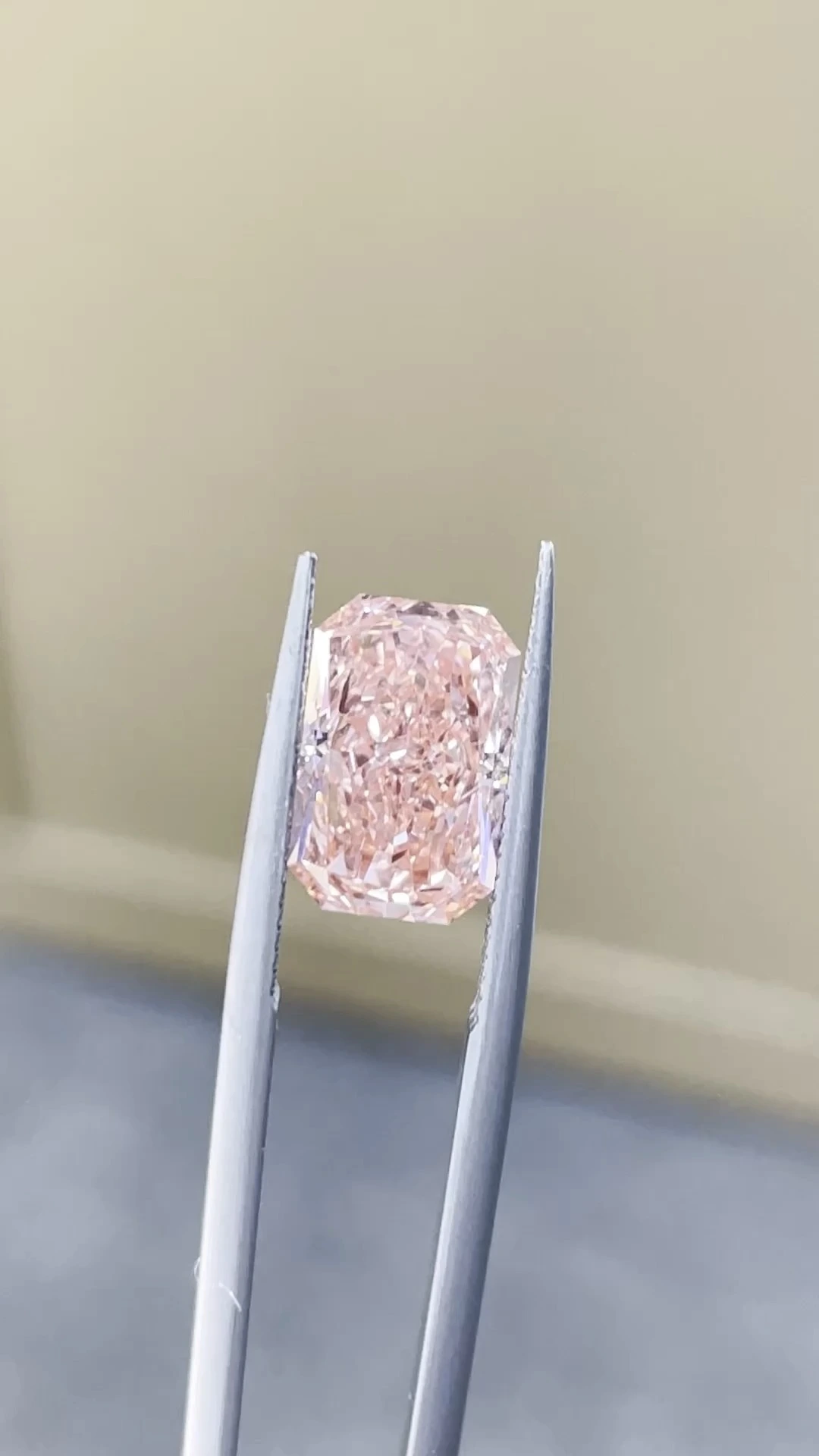 Fancy Intense Pink Radiant-Cut VS1 Clarity Lab-Grown Diamond 4.1ct IGI:769606556 1