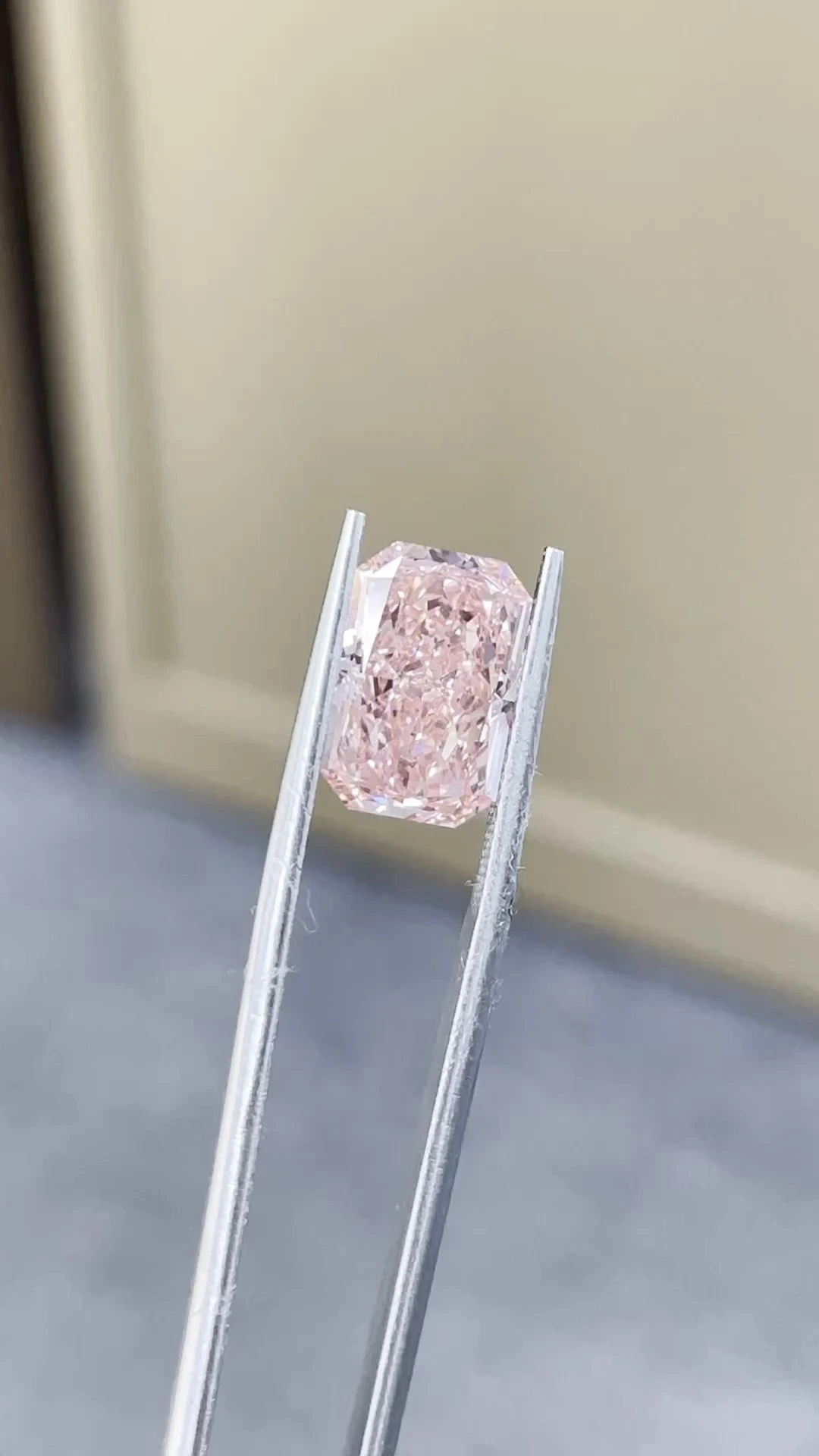 Fancy Intense Pink Radiant-Cut VS1 Clarity Lab-Grown Diamond 3.94ct IGI:772605640 1