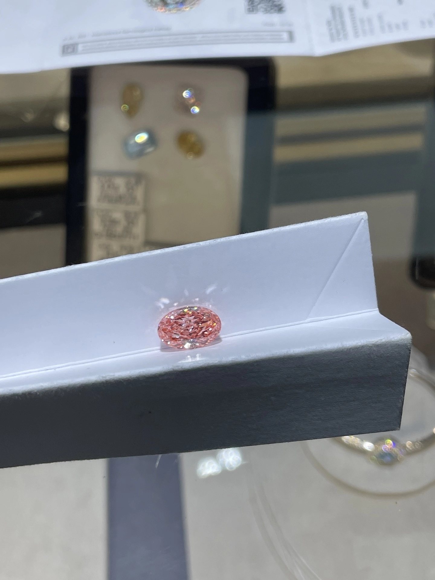 Diamant de laboratoire rose intense, taille ovale, pureté VS1, 3,89 ct, IGI : 769606554 1