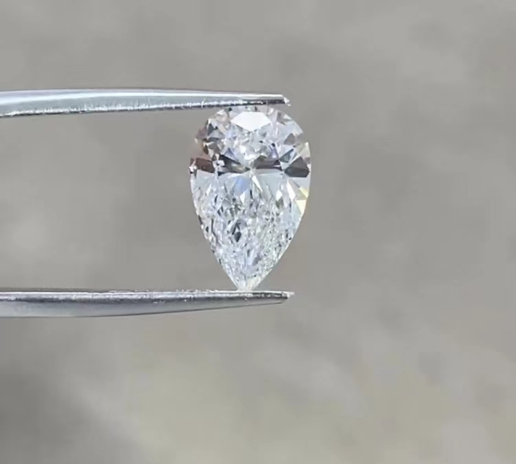 Diamante cultivado en laboratorio de 3,03 ct, color F, claridad VS1, talla pera 3EX, color blanco, con certificación IGI 698523667. 1