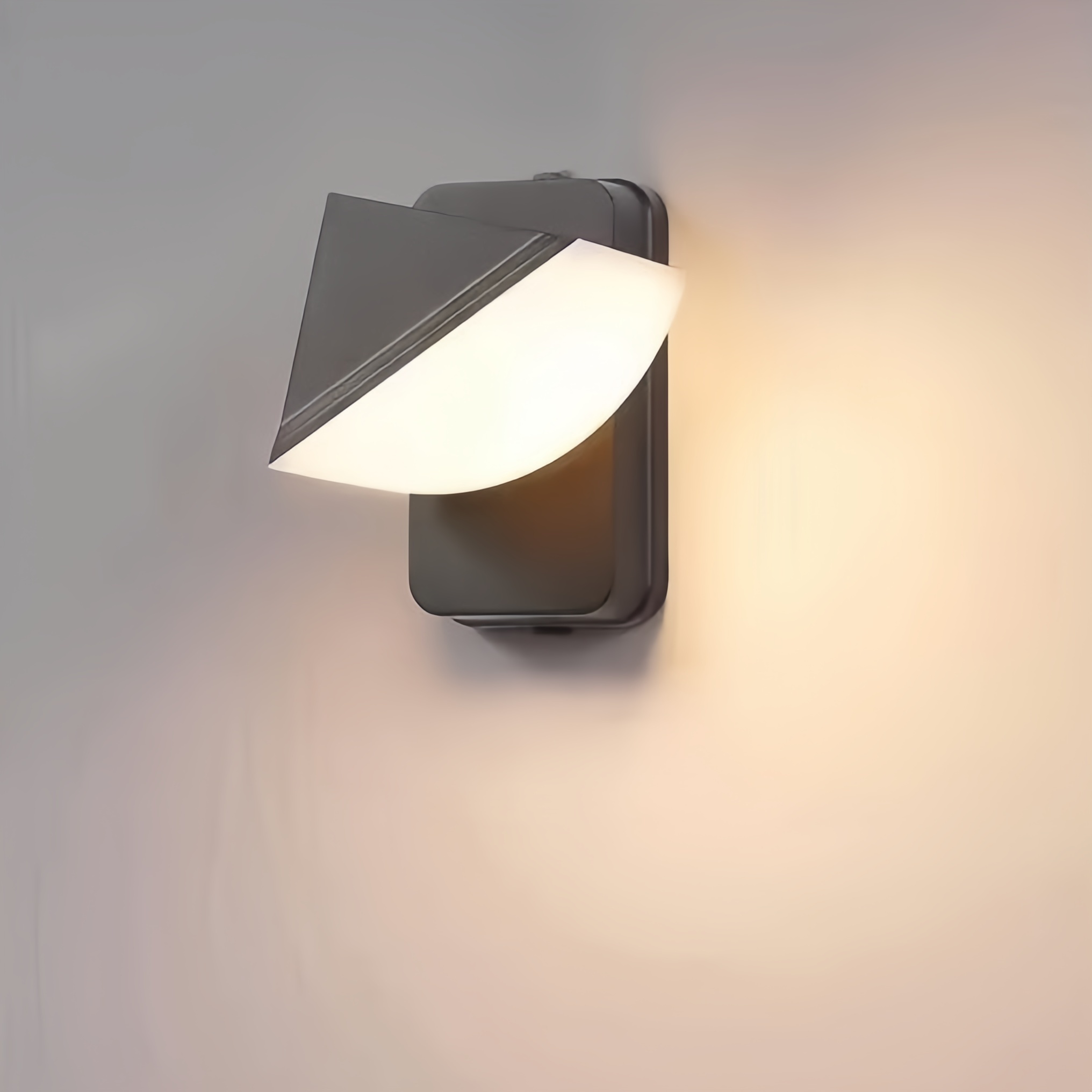 مصباح جداري خارجي أبيض بتصميم هندسي عصري، بجزء علوي زاوي وإضاءة منحنية للأسفل، أسود وأبيض ورمادي، HTD-EW4510 3