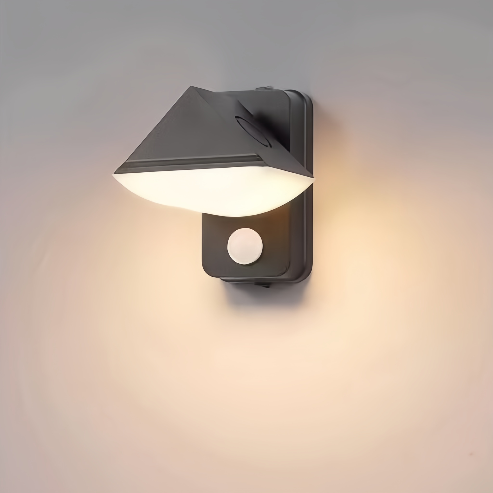 مصباح جداري خارجي أبيض بتصميم هندسي عصري، بجزء علوي زاوي وإضاءة منحنية للأسفل، أسود وأبيض ورمادي، HTD-EW4510 1