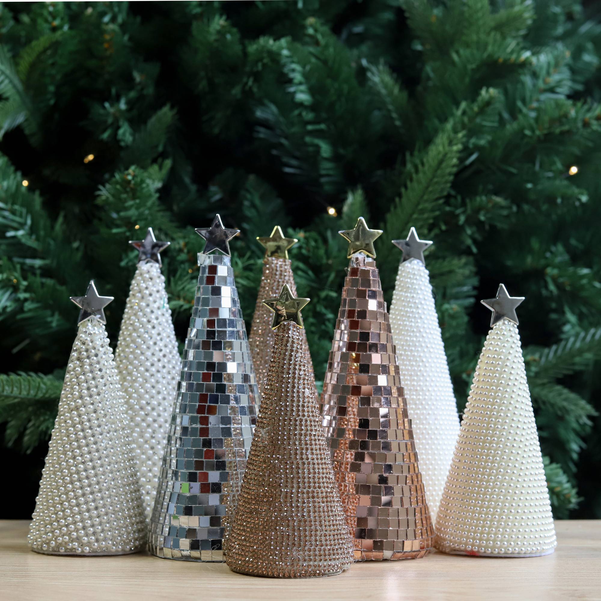 Adorno navideño personalizado de mesa con forma de cono de espejo, perlas y diamantes de imitación, mini decoración navideña de espuma para el hogar y escritorio con estrella en la parte superior. 2