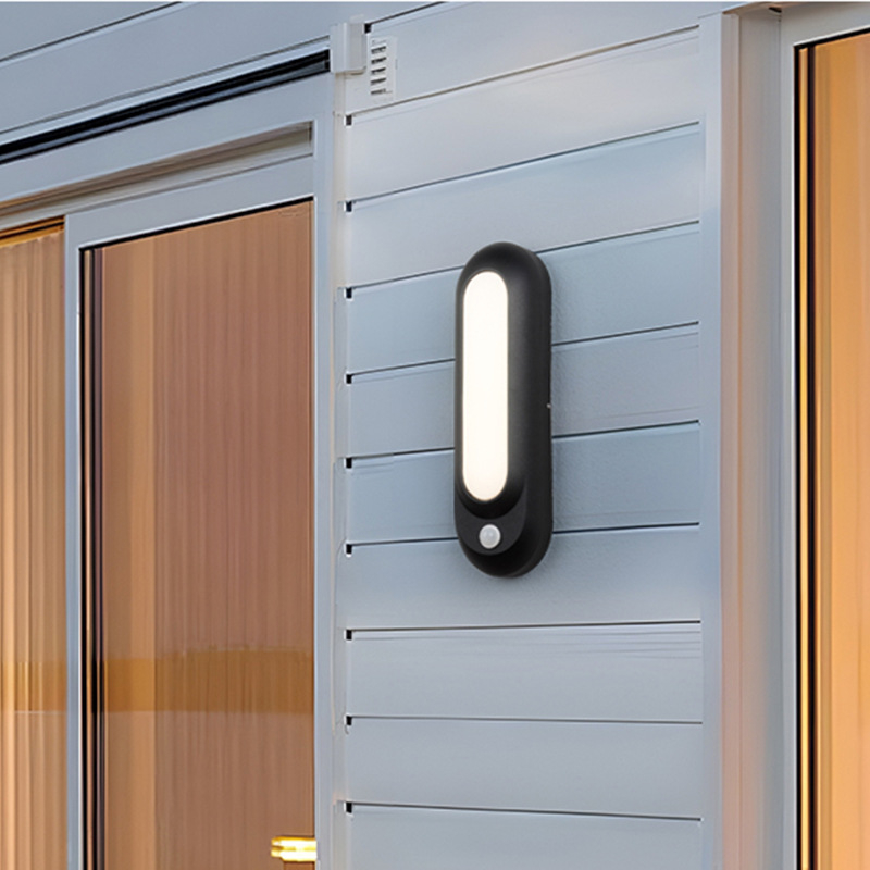 Applique murale extérieure ovale allongée moderne avec détecteur de mouvement, corps noir en forme de capsule avec panneau lumineux encastré, noir, blanc et gris, HTD-EW4212 1
