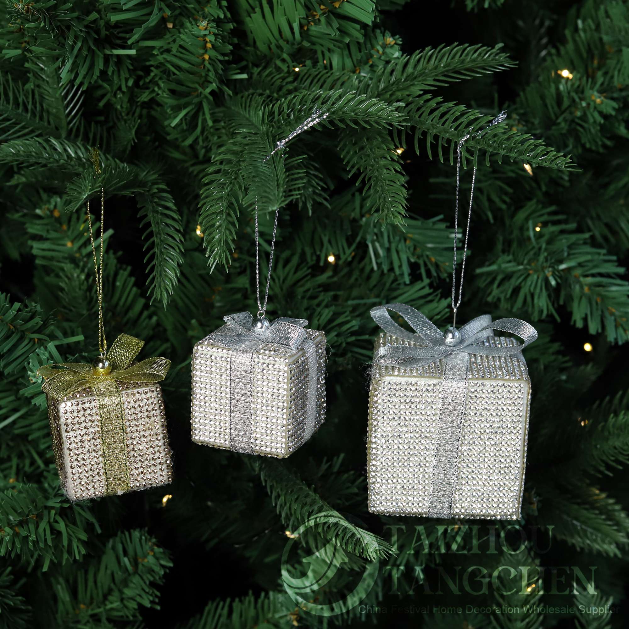 Custom OEM ODM Christmas Gift Box Ornaments Assorted Fabric Sequin Rhinestone Plush Felt Hanging Pendants Xmas Tree Decorations 2
